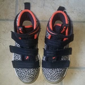 $5 Blowout Sale 💞 Nike Boy Sneakers